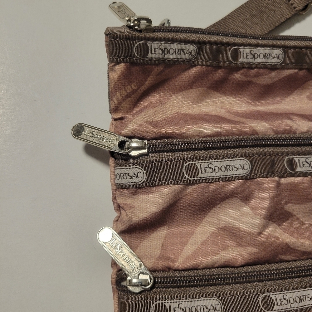 Lesportsac crossbody bag. - Picture 6 of 12